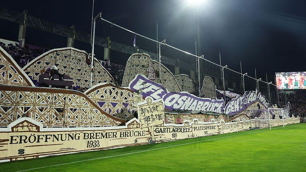 奥斯纳布吕克在德国杯对阵拜仁慕尼黑前展示过山车主题的Tifo